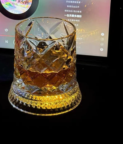 🥛💎Hot Sale 50% OFF✨🔥360° Rotating Whiskey Glass Tumbler